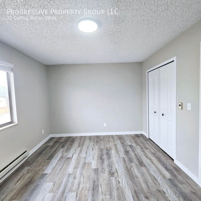 Building Photo - Remodeled 2-Bedroom Townhome !