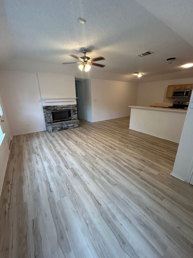 Building Photo - Ready to Move in... Do not miss this house...