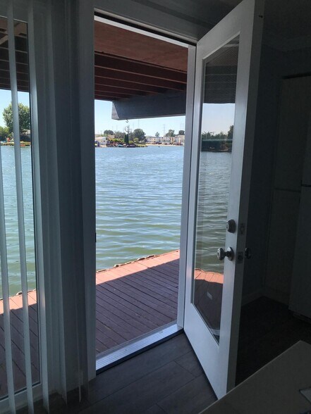 Building Photo - 520 Fathom Dr