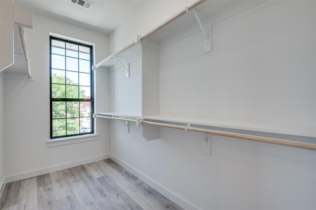 Building Photo - Gated Luxury Townhomes with yard + Roof Patio