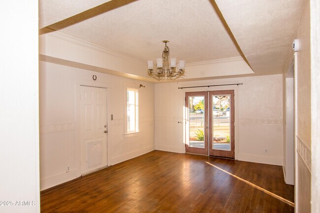 Building Photo - 937 E 6th Ave