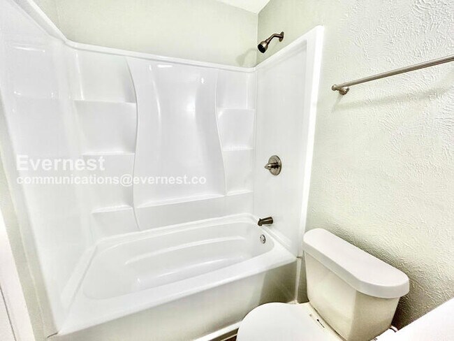 Building Photo - Limited Time Special Offer / 3 Bed, 2 Bath Home with Garage / Pet-Friendly / Available Now!