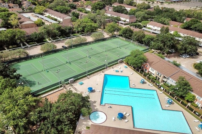 Building Photo - Beautiful 4 bedroom townhouse with incredible kitchen