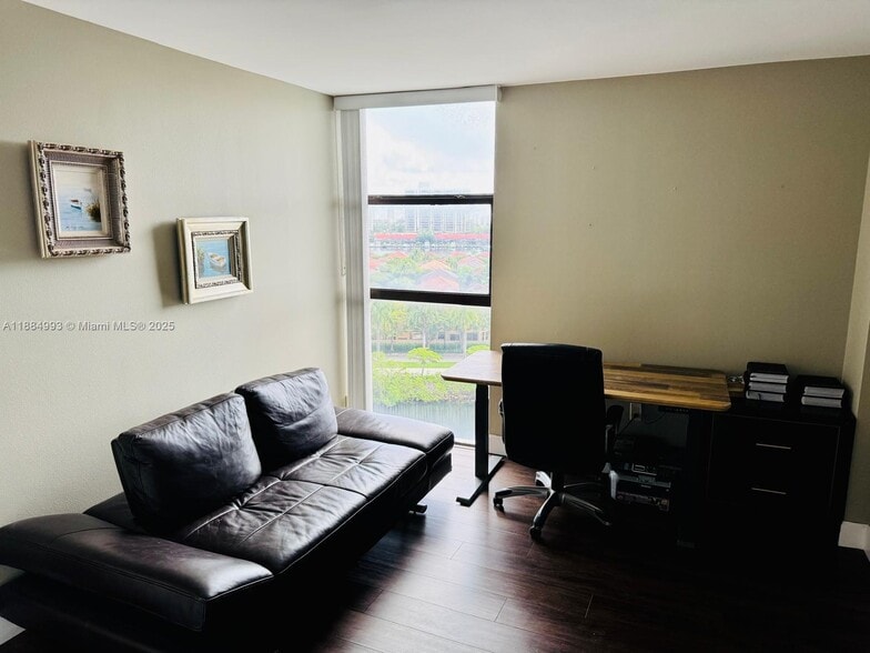 Building Photo - 3701 N Country Club Dr