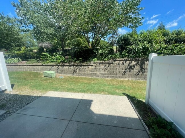 Building Photo - Beautiful 2 bed 2.5 bath brick townhome in Apex