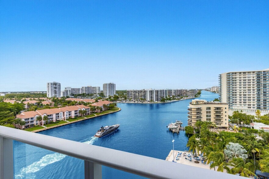 Building Photo - 4010 S Ocean Dr