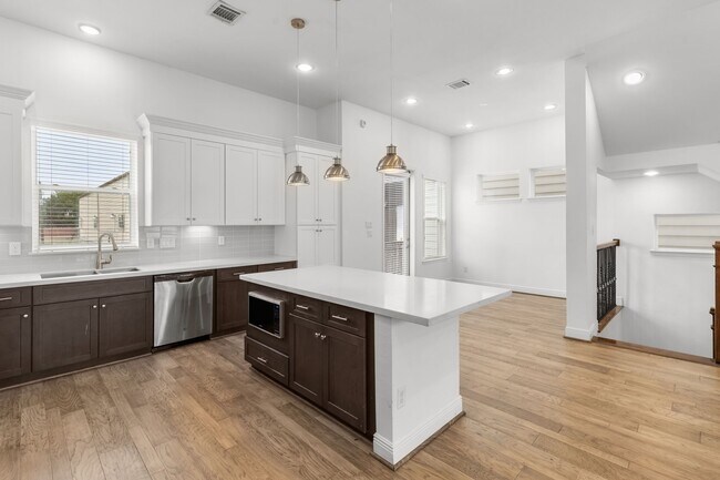 Building Photo - 2718 McGowen St