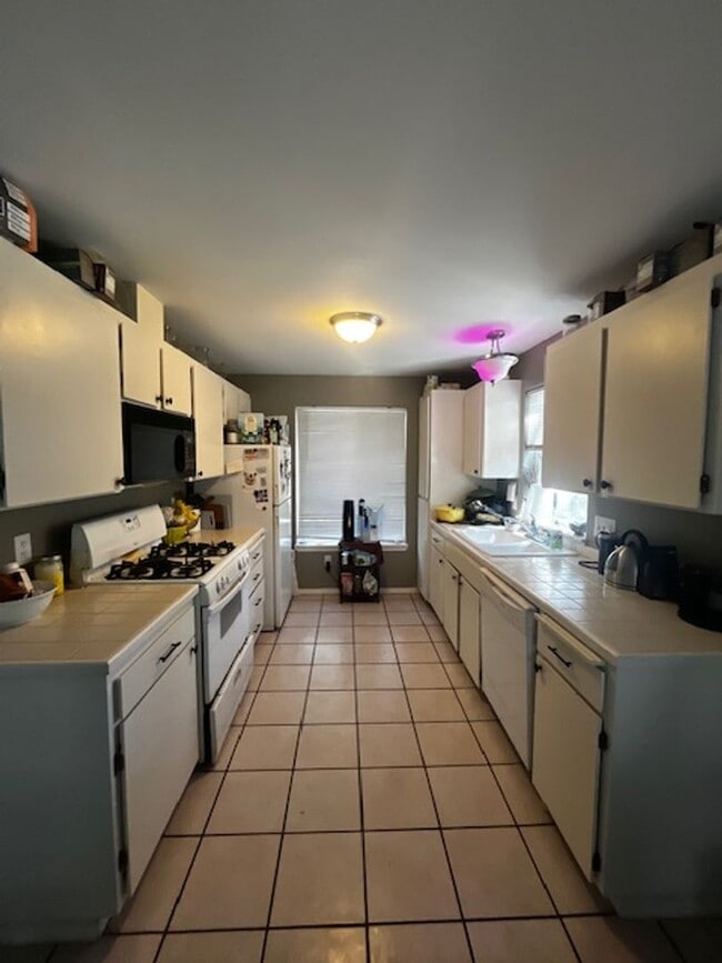 Building Photo - Single level home close to Mt View High School