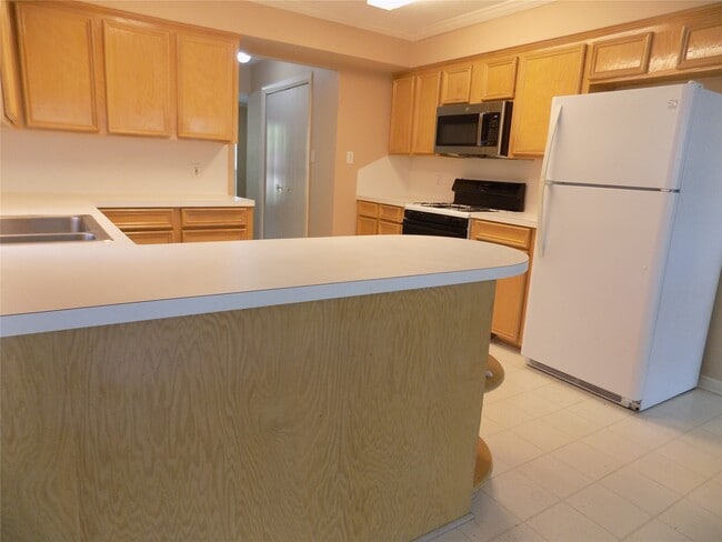 Building Photo - 22623 River Birch Dr