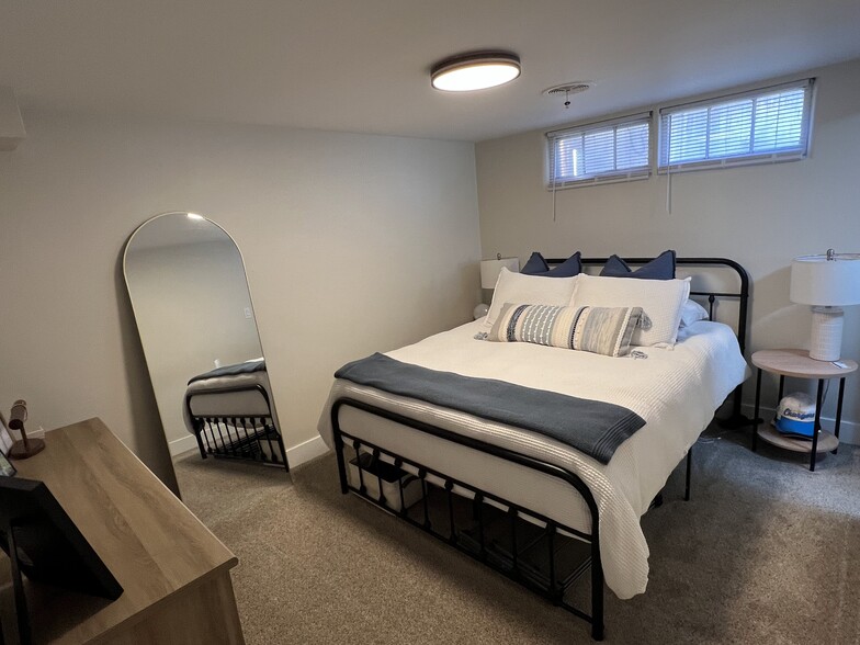 Bedroom with queen bed - 353 Lawton St