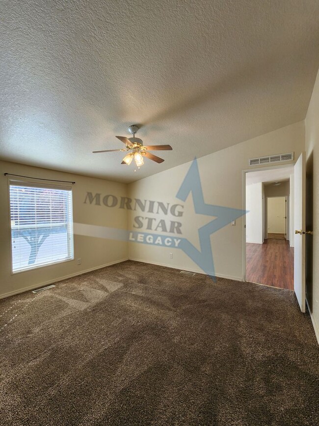 Building Photo - Spacious 3-Bed with Enclosed Yard and Stor...