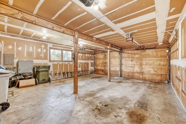 Building Photo - Single Family house on Meridian Valley Country Club.  Gated community