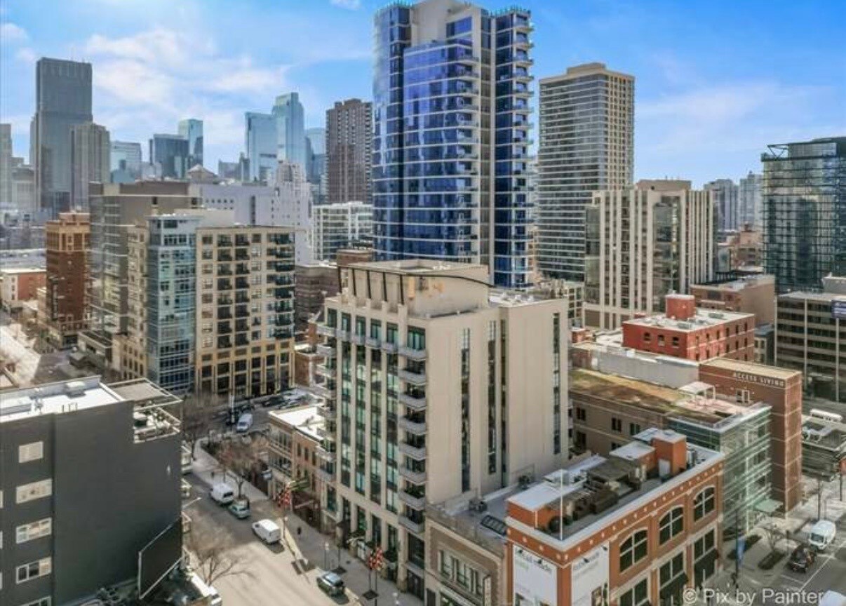 Building Photo - 744 N Clark St