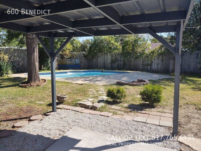 Building Photo - 600 Benedict-