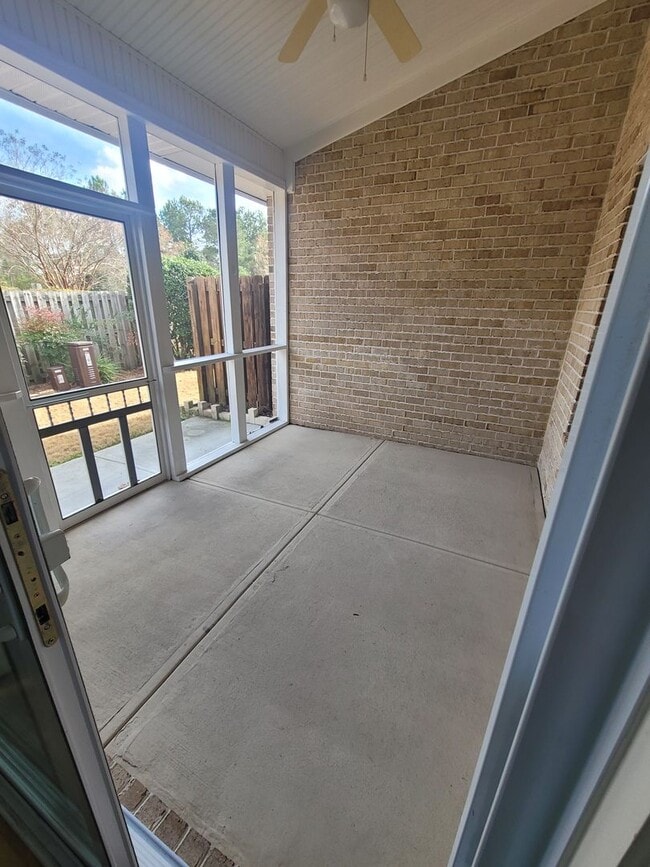 Building Photo - This 3 bedroom 2.5 bath brick townhouse with one car garage is located in Westgate Shoreline subd...