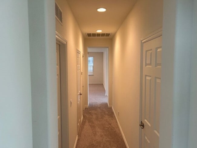 Building Photo - 40352 Charlesburg Dr