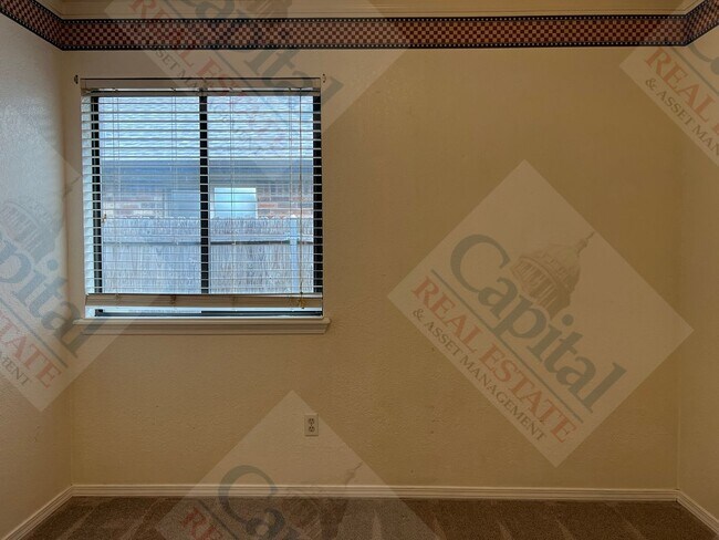 Building Photo - Charming 3 Bedroom
