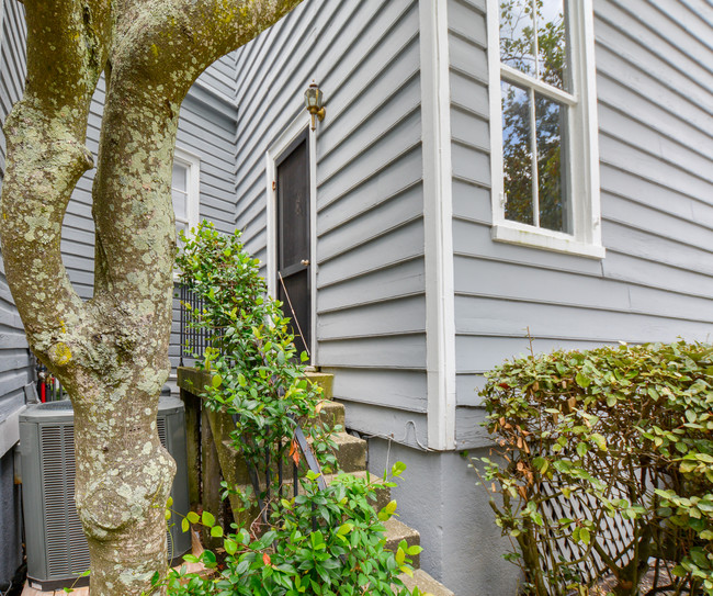 Building Photo - Fully Furnished Carriage House!