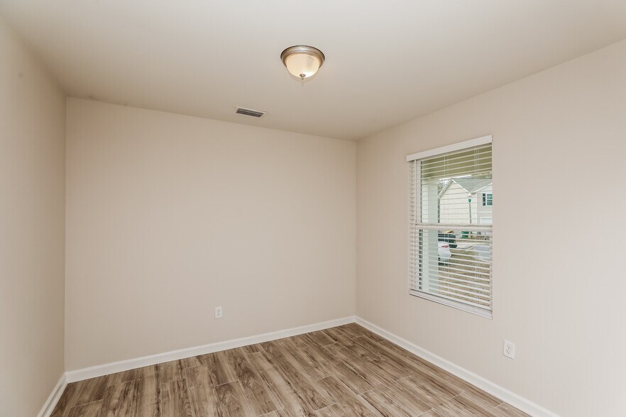 Building Photo - 6220 Travelers Rest Ct