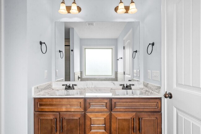 Building Photo - Pet Friendly Four Bedroom with Basement!