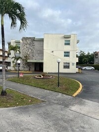 Building Photo - 633 S Royal Poinciana Blvd