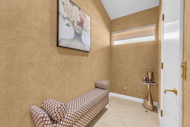 Building Photo - 216 W Kavenish Dr