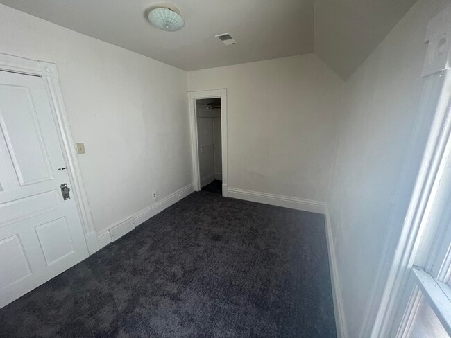 Building Photo - 922 S 74th St