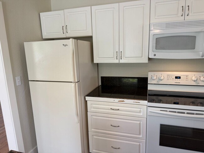 Building Photo - Large updated 2 bedroom 1 bathroom house in Springfield!
