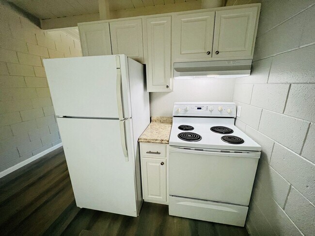 Building Photo - Freshly Painted 1bd/1bth with Air Conditio...