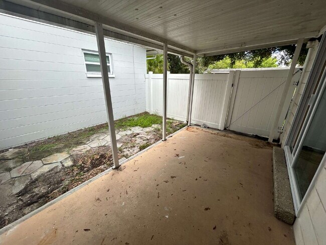 Building Photo - "Cozy 1-Bedroom Apartment in St. Petersburg – 550 Sq Ft of Comfort & Convenience!"
