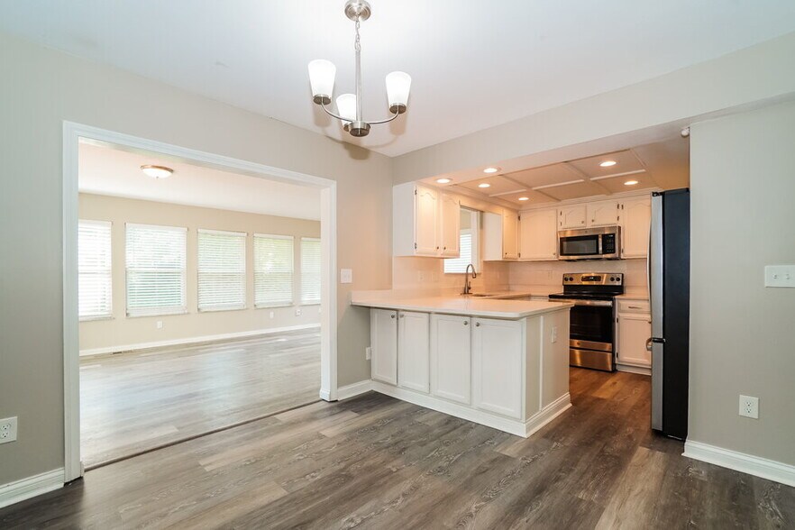Building Photo - 1516 Manor Dr