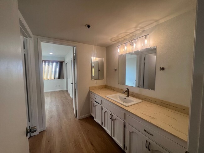 Building Photo - Newly Renovated 2 Bed 2 Bath Unit in the H...