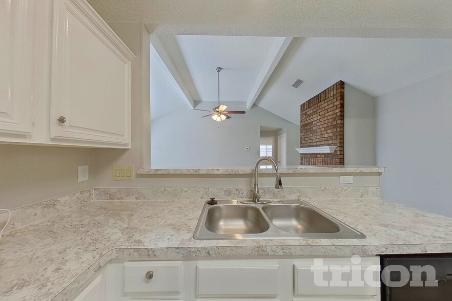Building Photo - 1402 Baker Dr