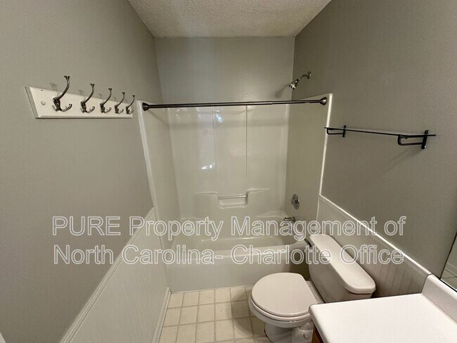 Building Photo - 12115 Landing Green Dr