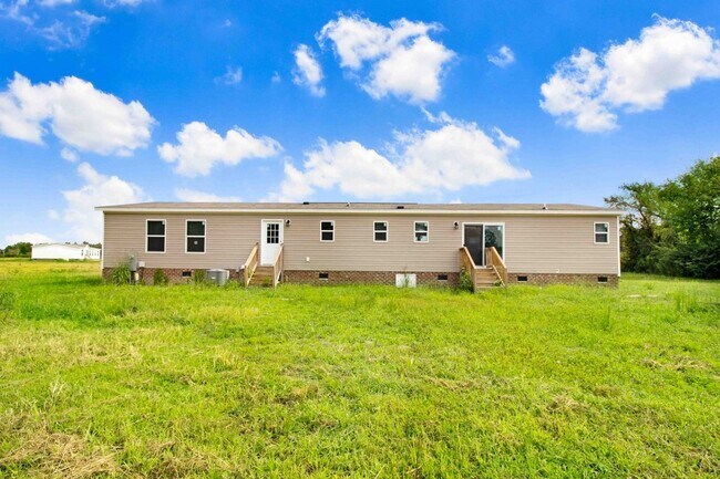 Building Photo - SPACIOUS 4 BR | 3 BA HOME W/ PLENTY OF PRIVACY *Pikeville school district*