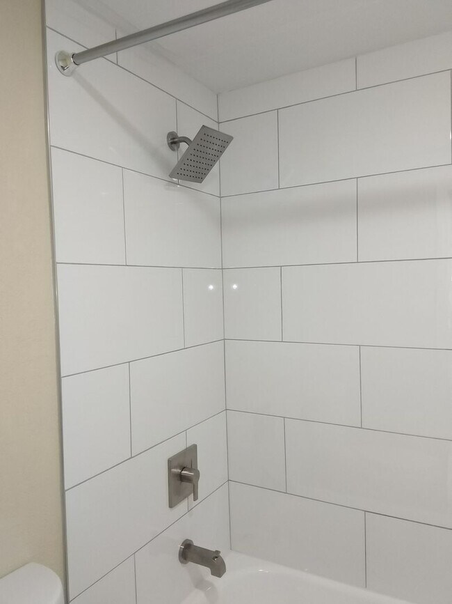 Building Photo - Must see! 1 Bed 1 Bath Condo in Lakewood Village!