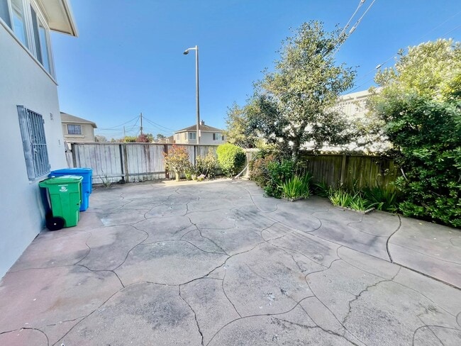 Building Photo - GORGEOUS, BEAUTIFULLY MAINTAINED 3 BED/2 B...