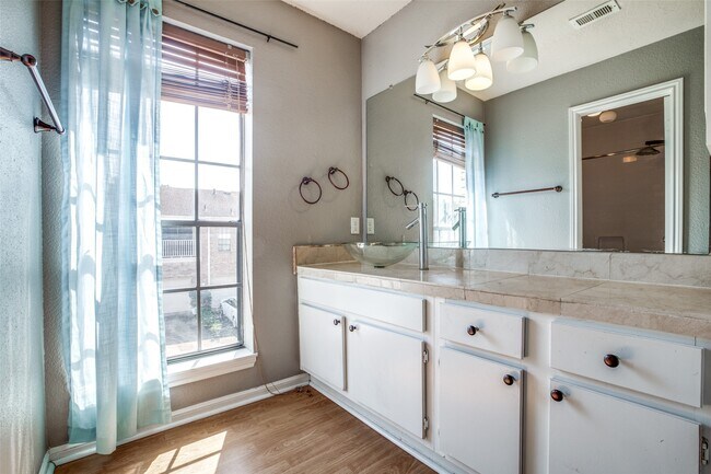 Building Photo - 800 Country Pl Dr