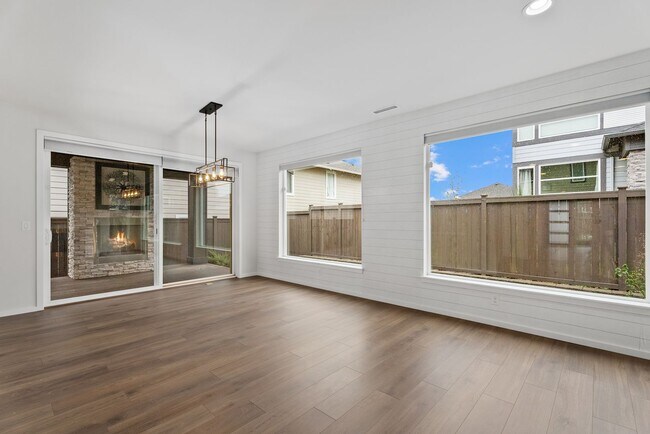 Building Photo - Spacious 4 bed 2.5 bath home w/ oversize 2 car garage & upgrades throughout!