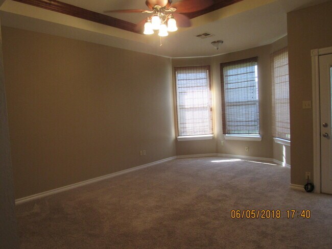 Building Photo - Pet Negotiable with home owner approval
