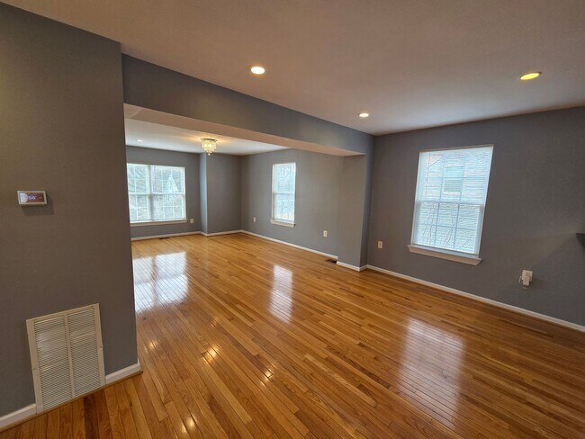 Building Photo - Lovely 3 BR/2.5 BA Single-Family Home in O...