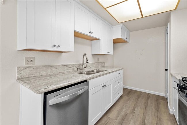 Building Photo - Upgraded 2-Bedroom Townhome with Private G...