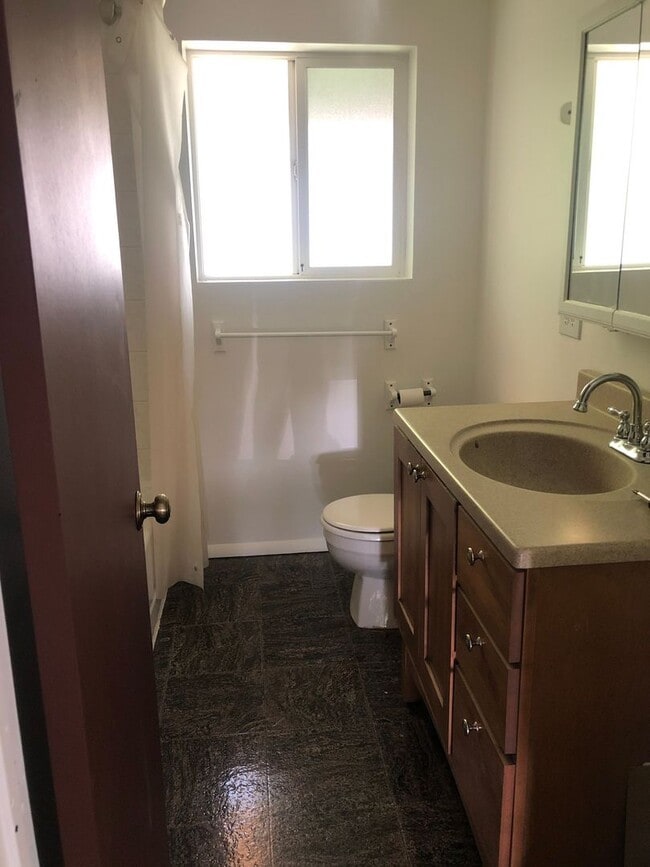 Building Photo - Half of a Duplex Available - 4 Bedroom 2 Bathroom in Lakewood