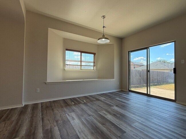 Building Photo - 1722 E Mesa Park Dr