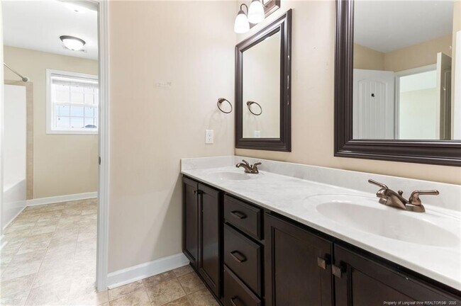 Building Photo - 573 Wedgefield Dr