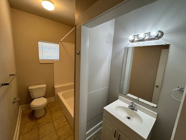 Building Photo - MOVE IN SPECIAL! One Bedroom One Bathroom ...