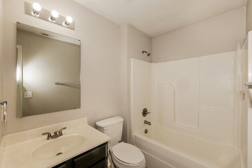 Building Photo - 4062 Magnolia Dr