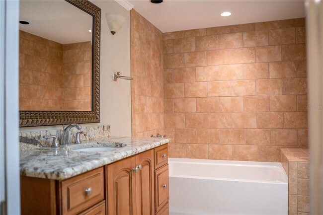 Building Photo - 1 Beach Dr SE