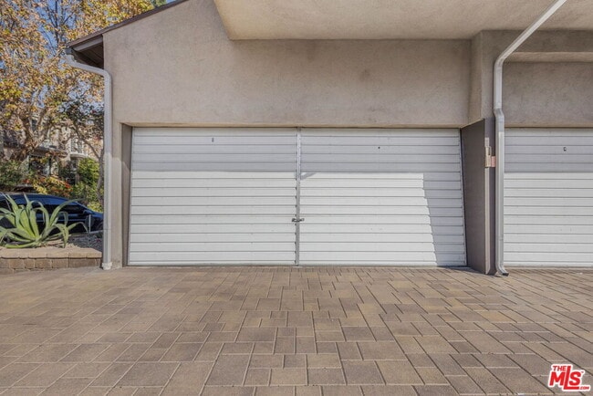 Building Photo - 10610 Landale St