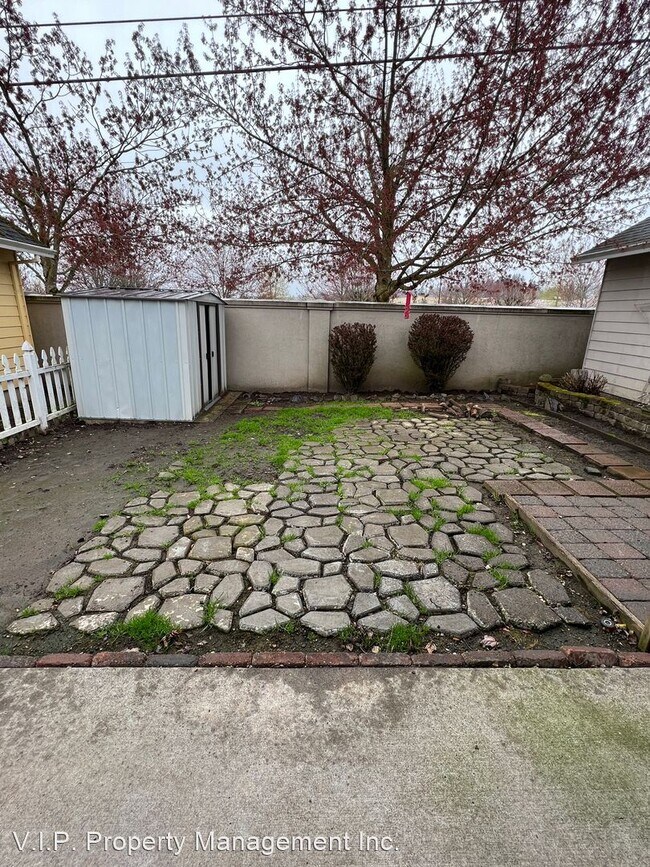 Building Photo - 3 br, 2 bath House - 1228 NE Multnomah Dr.